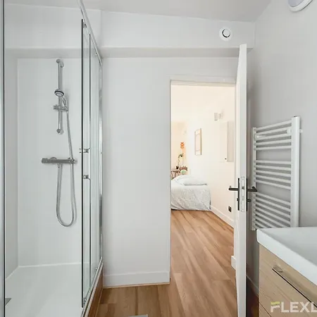 Appartamento Charming 16m In 20 With Shared Terrace Parigi